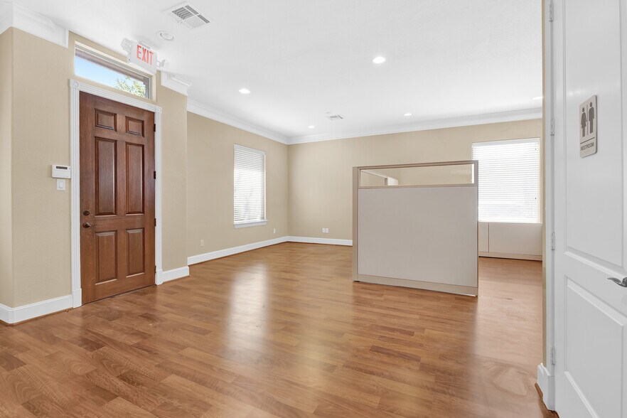 More Photos Of 11623 Spring Cypress Rd, Tomball Office For Sale