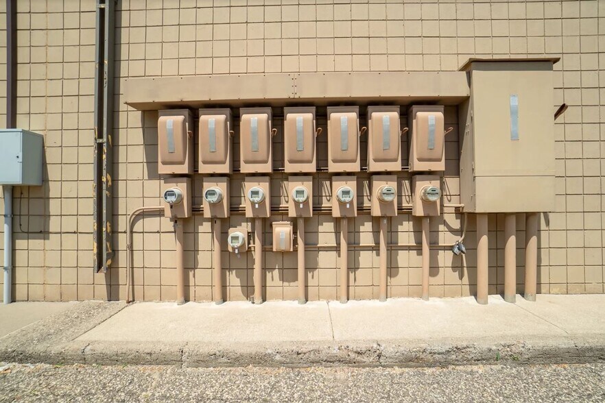 More Photos Of 1001 Cliff Rd E, Burnsville Warehouse For Lease