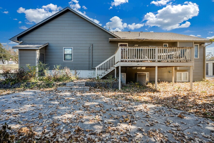 More Photos Of 121 S Water St, Derby Office For Sale