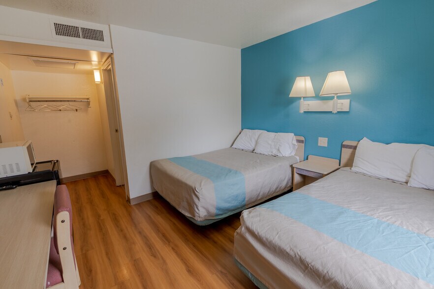 More Photos Of 1309 S Ohlman St, Mitchell Hotel For Sale