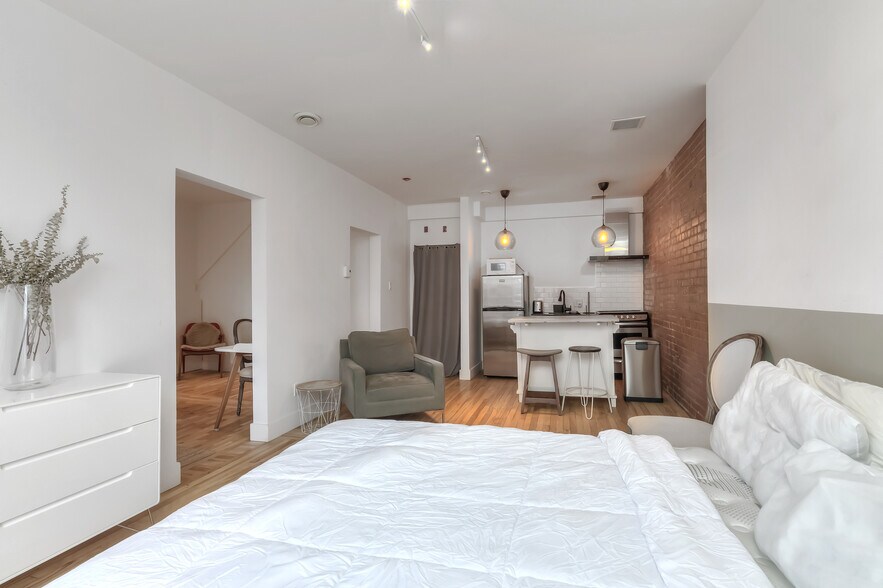 More Photos Of 250 Av Des Pins E, Montréal Storefront Retail Residential For Sale