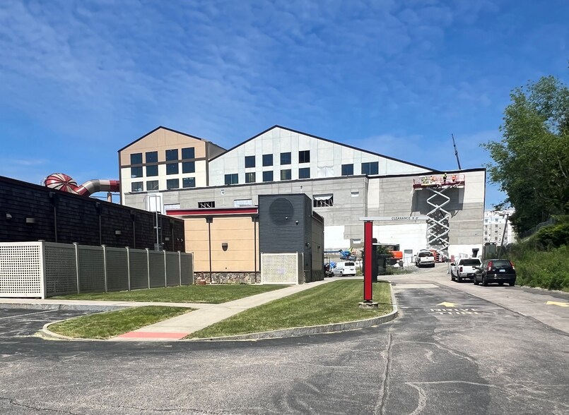 More Photos Of 101 Trolley Line Blvd, Mashantucket Service Station For Lease