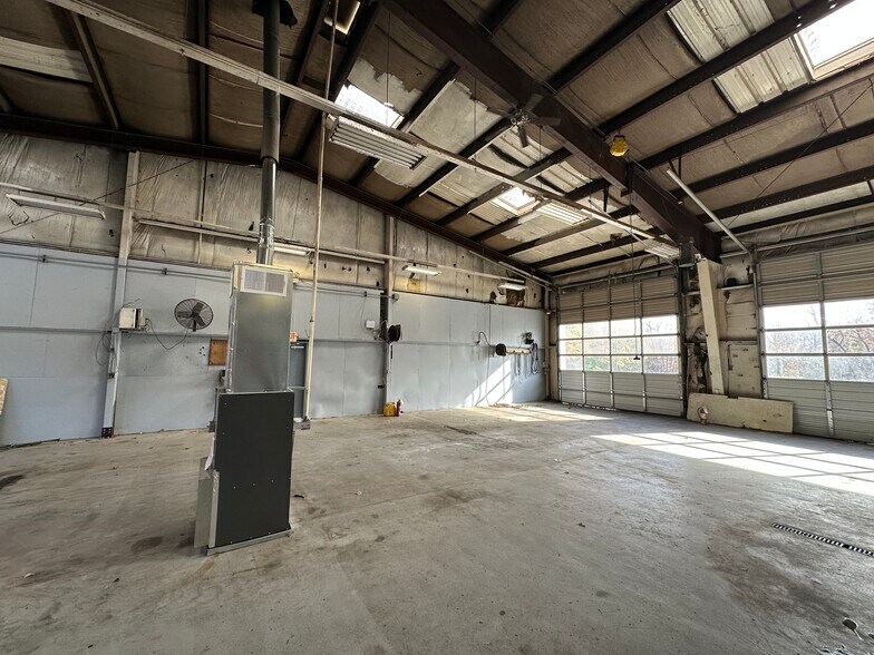 More Photos Of 8271 Brock Bridge Rd, Laurel Warehouse For Lease