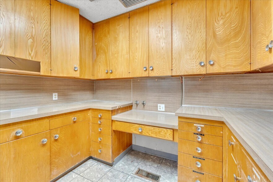 More Photos Of 18032 Ventura Blvd, Encino Medical For Lease