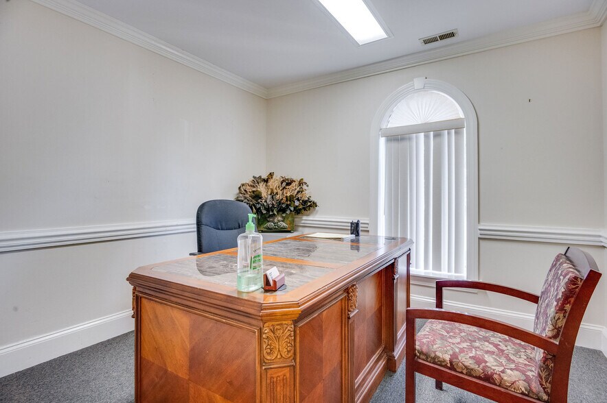 More Photos Of 112 Old Bridge St, Jacksonville Office For Sale