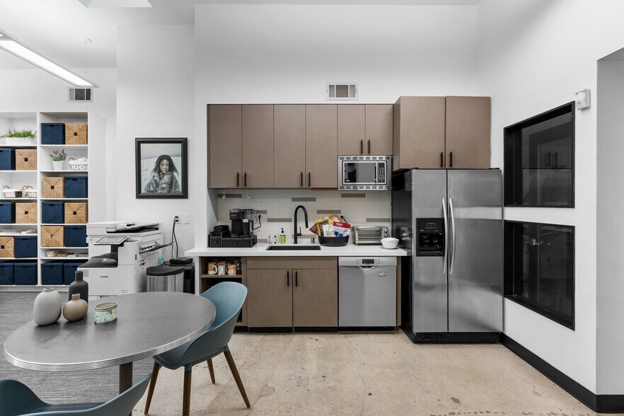 More Photos Of 10215 Santa Monica Blvd, Los Angeles Office For Sale
