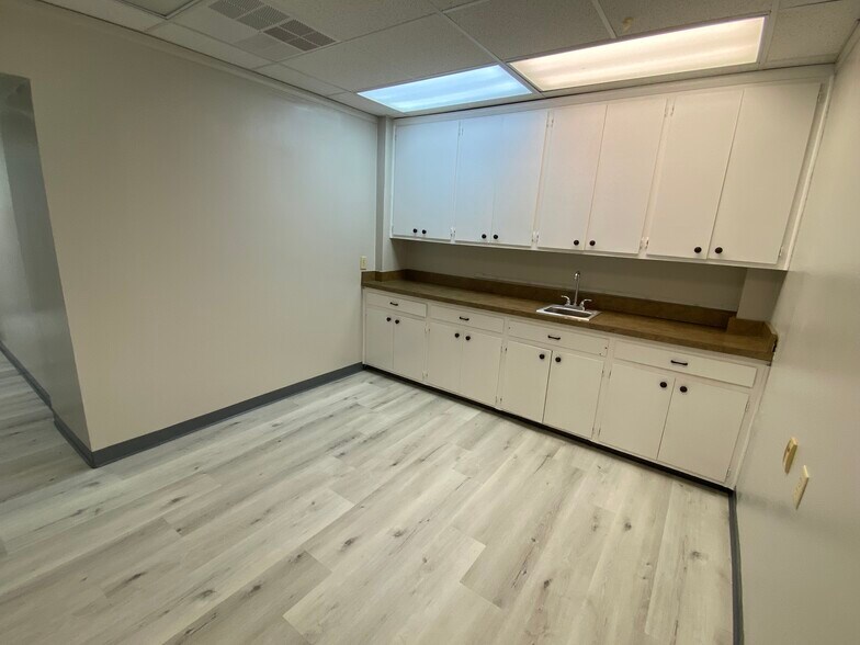 More Photos Of 1401 Applewood Dr, Dalton Medical For Lease