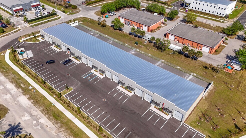 More Photos Of 6551 Corporate Park Cir, Fort Myers Warehouse For Lease