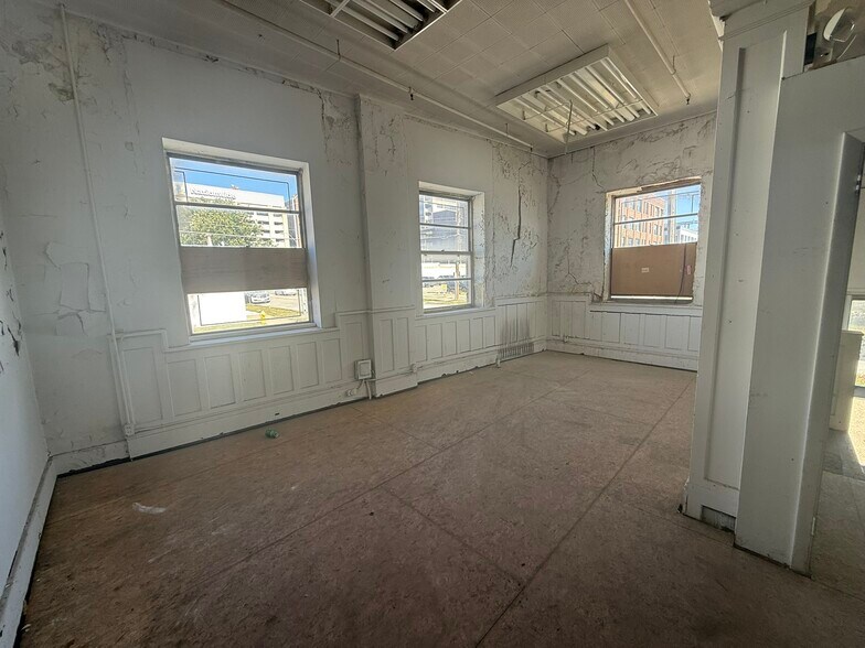 More Photos Of 1100 Cherry St, Des Moines Warehouse For Lease