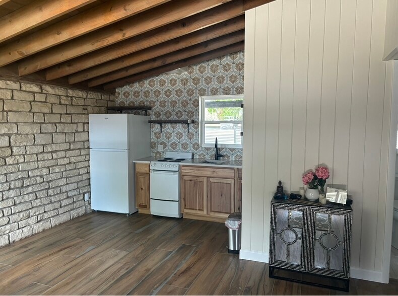 More Photos Of 111 Holiday Loop, Canyon Lake Office For Lease