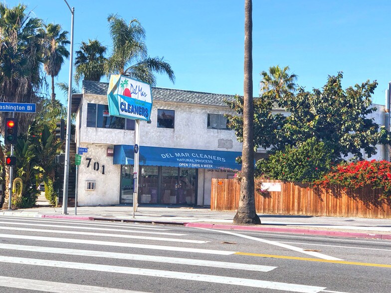 More Photos Of 685 Oxford Ave, Venice Freestanding For Sale