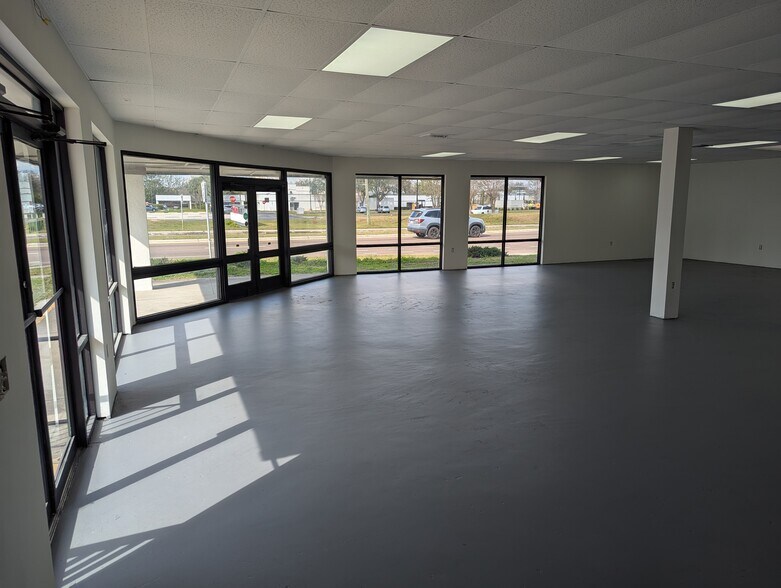 More Photos Of 458 W 434, Longwood Freestanding For Lease