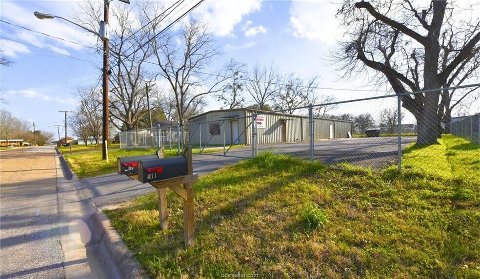 More Photos Of 409 N Stone St, Caldwell Flex For Lease