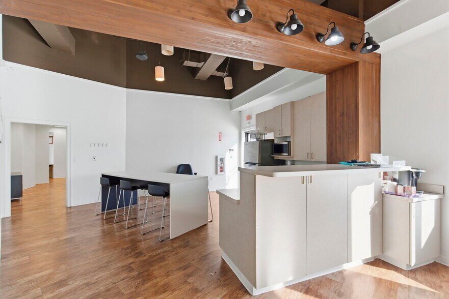 More Photos Of 5540-5550 N Farmer Branch Rd, Ozark General Retail For Lease