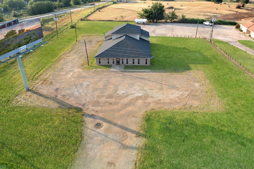 More Photos Of 205 E North Interstate 30 Service Rd, Cumby Showroom For Lease