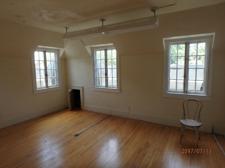 More Photos Of 925 Main St, West Point Post Office For Lease