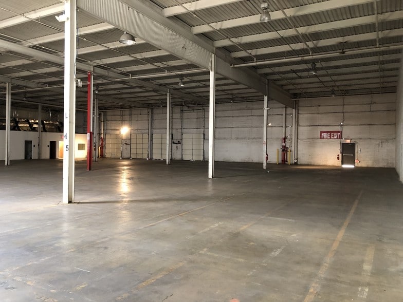 More Photos Of 122 Mill Rd, Oaks Warehouse For Lease