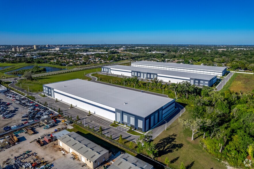 More Photos Of 1110 17th St E, Palmetto Distribution For Lease