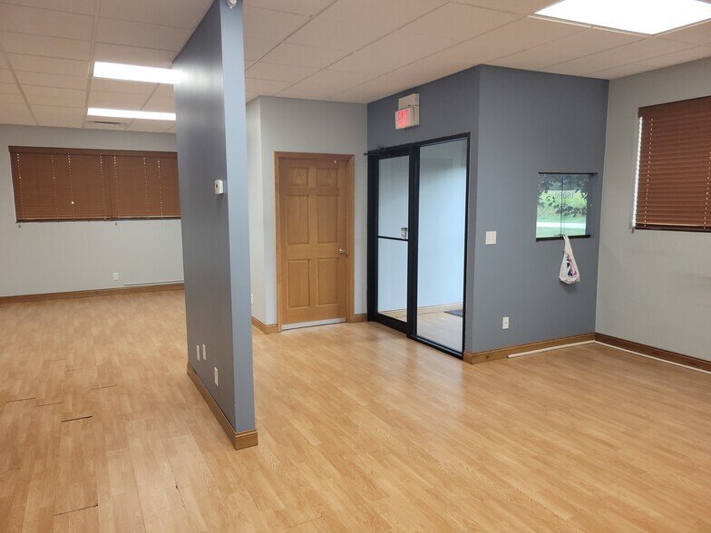 More Photos Of 16050 Woodmint Ln, South Beloit Warehouse For Lease