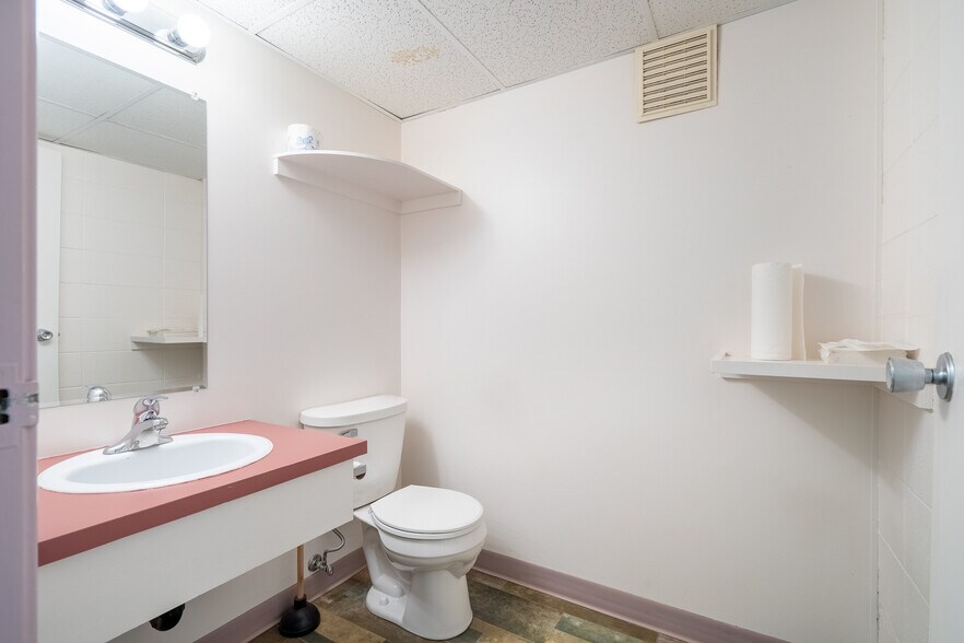 More Photos Of 6209 44 St, Lloydminster Office For Lease