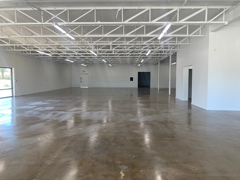 More Photos Of 7009 John Carpenter Fwy, Dallas Warehouse For Lease