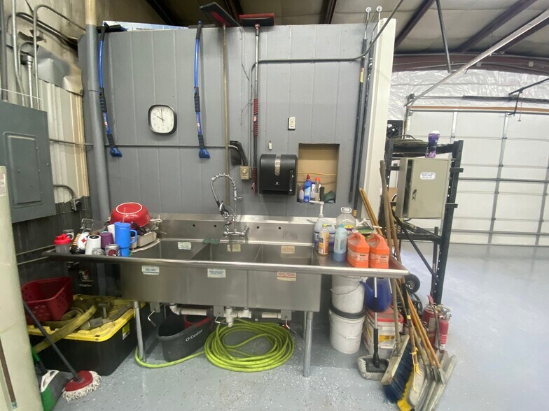 More Photos Of 4420 Airport Rd, Riverton Warehouse For Sale