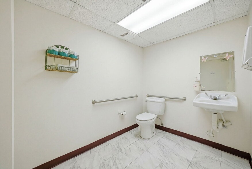 More Photos Of 1811 Bayshore Gardens Pky, Bradenton Medical For Sale