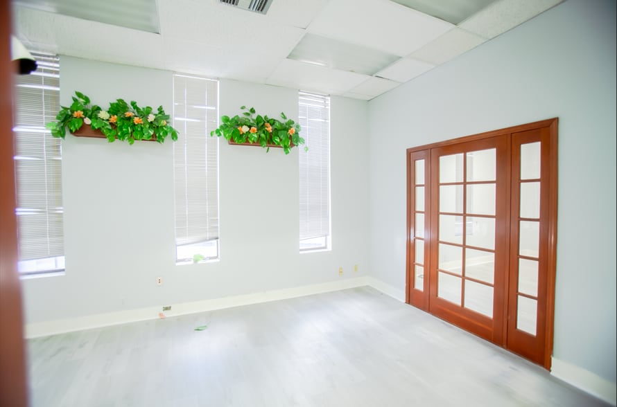 More Photos Of 16350 NE 12th Ave, North Miami Beach General Retail For Lease