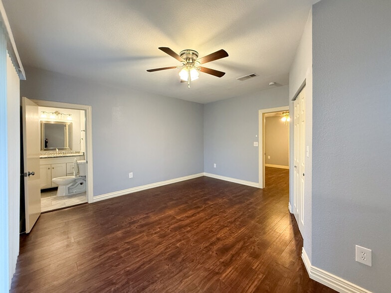 More Photos Of 211 Second St, Denton Flex For Sale