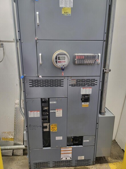 More Photos Of 1000 Lawrence St, Los Angeles Warehouse For Sale