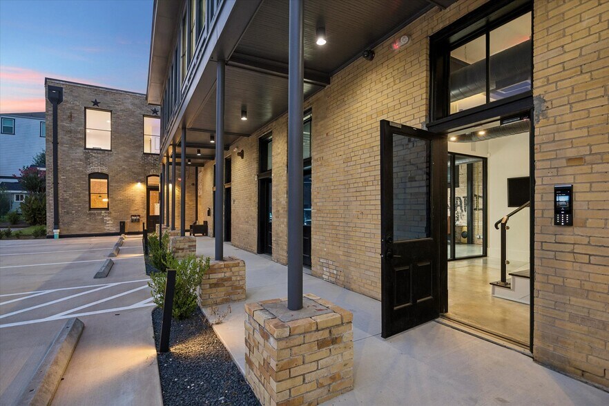 More Photos Of 1719 Houston Ave, Houston Office For Sale