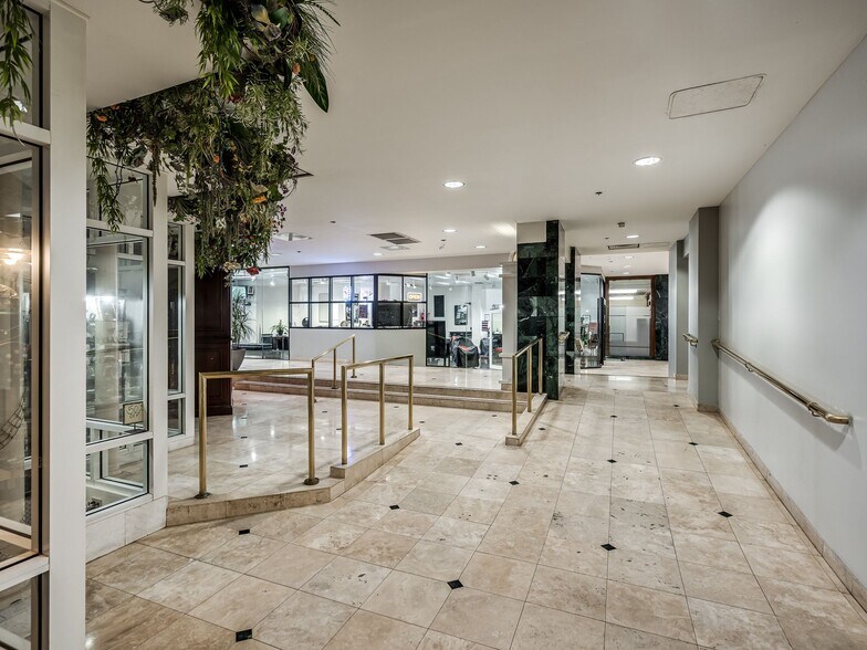 More Photos Of 1900 NW Expressway, Oklahoma City Office For Lease