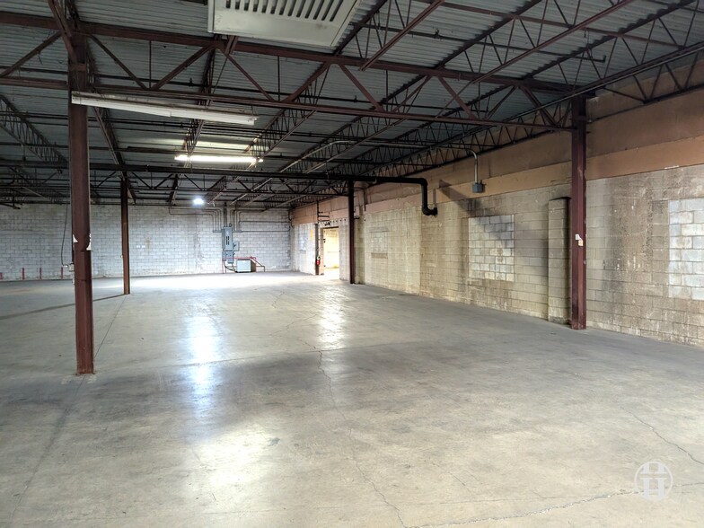 More Photos Of 213 W 1st St, Huntingburg Warehouse For Lease