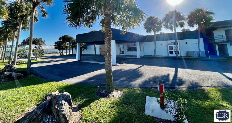 More Photos Of 4700 Dixie Hwy NE, Palm Bay General Retail For Lease