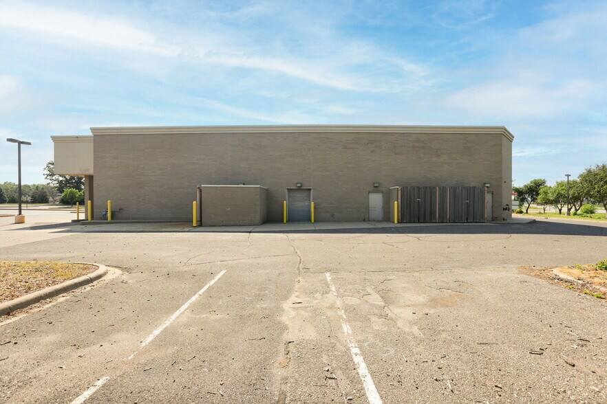 More Photos Of 600 County Road 10 NE, Blaine Drugstore For Lease