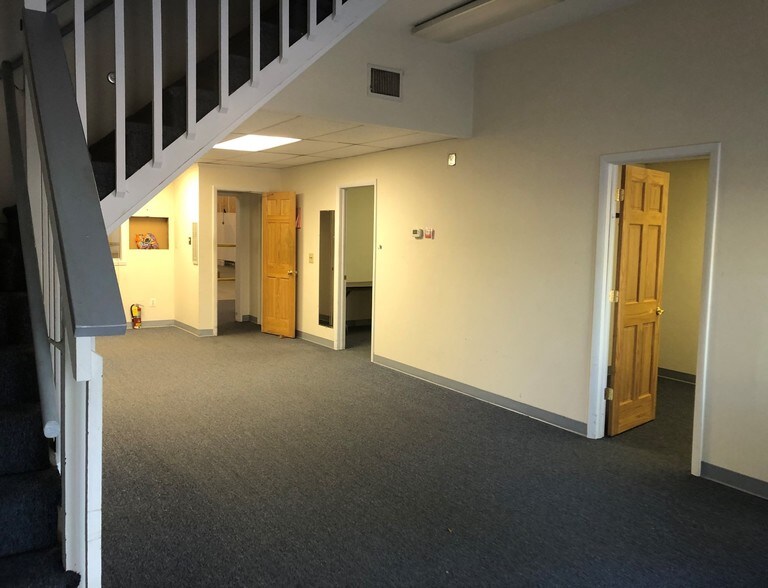 More Photos Of 45 Everett Dr, Princeton Junction Light Distribution For Lease