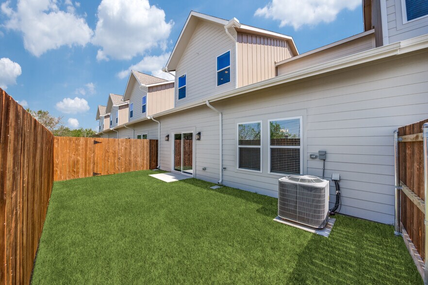 More Photos Of 6655 Mountain Trl, Dallas Apartments For Sale