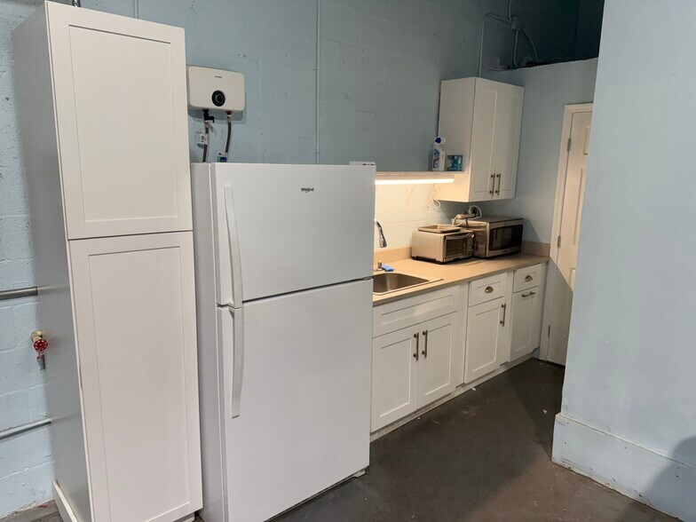 More Photos Of 430 Ansin Blvd, Hallandale Beach Warehouse For Lease