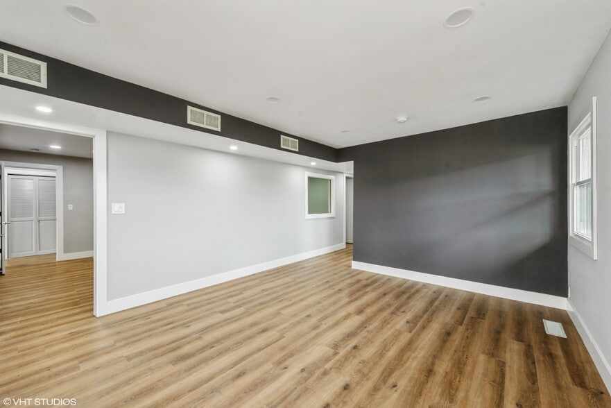 More Photos Of 711 N 1st St, Dekalb Office For Lease