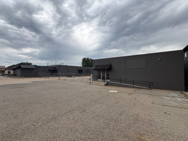 More Photos Of 5909 E 15th St, Tulsa Manufacturing For Lease