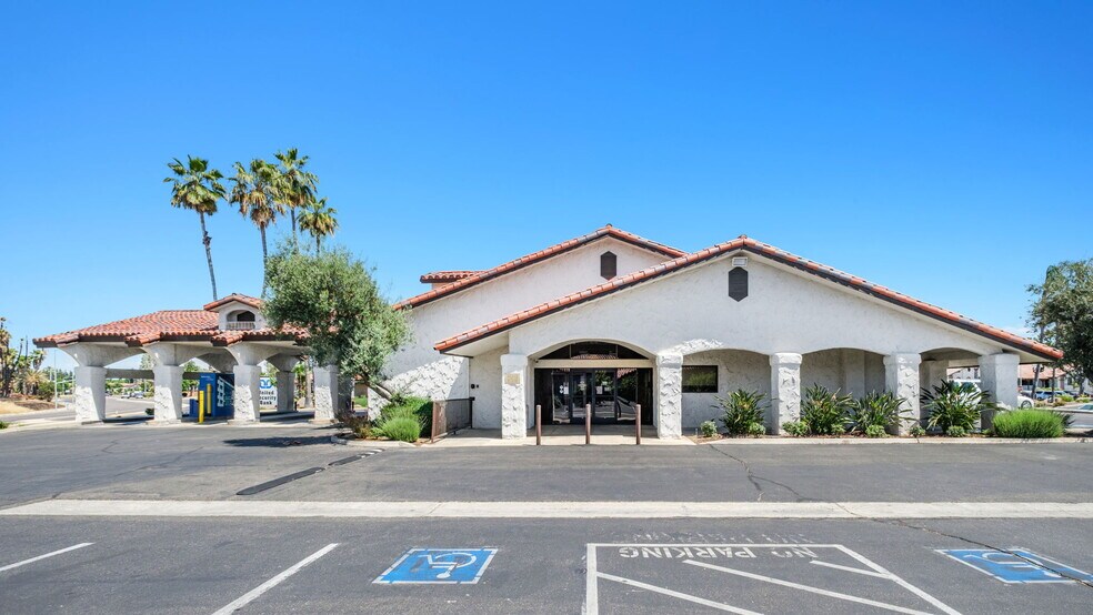 More Photos Of 7088 N 1st St, Fresno Bank For Lease