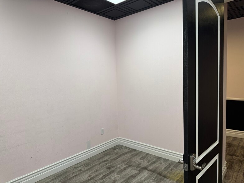 More Photos Of 6446 N Durango Dr, Las Vegas Freestanding For Lease