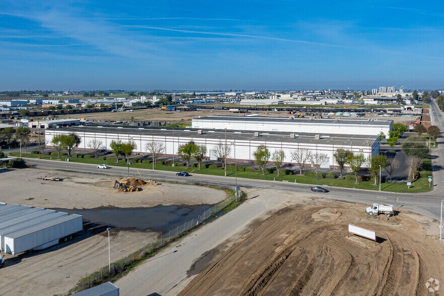 More Photos Of 1717 N Shirk Rd, Visalia Warehouse For Lease