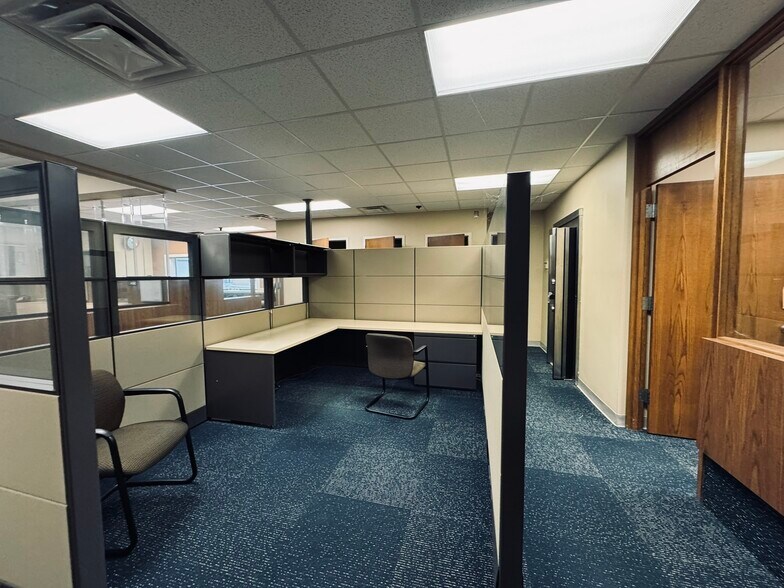 More Photos Of 5101 N Grand River Ave, Lansing Bank For Sale