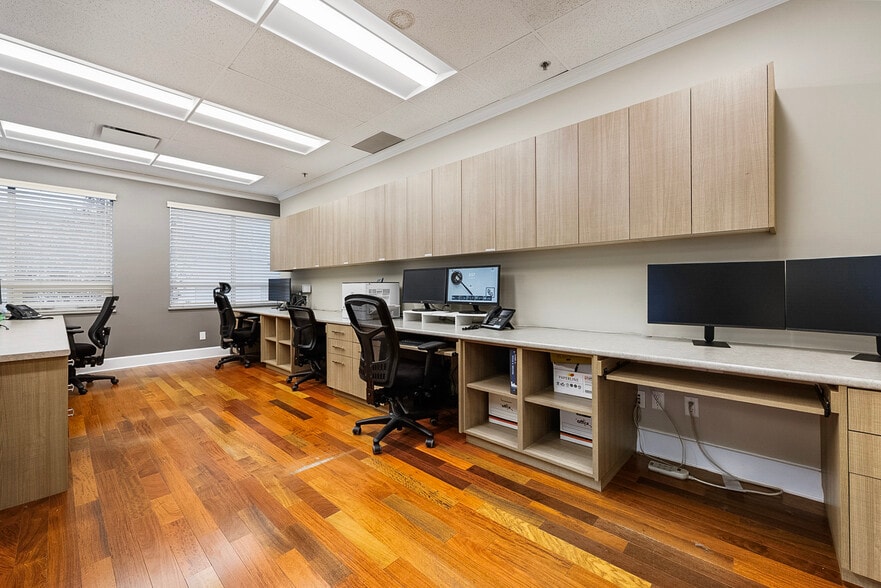 More Photos Of 6351 197th St, Langley Office For Sale