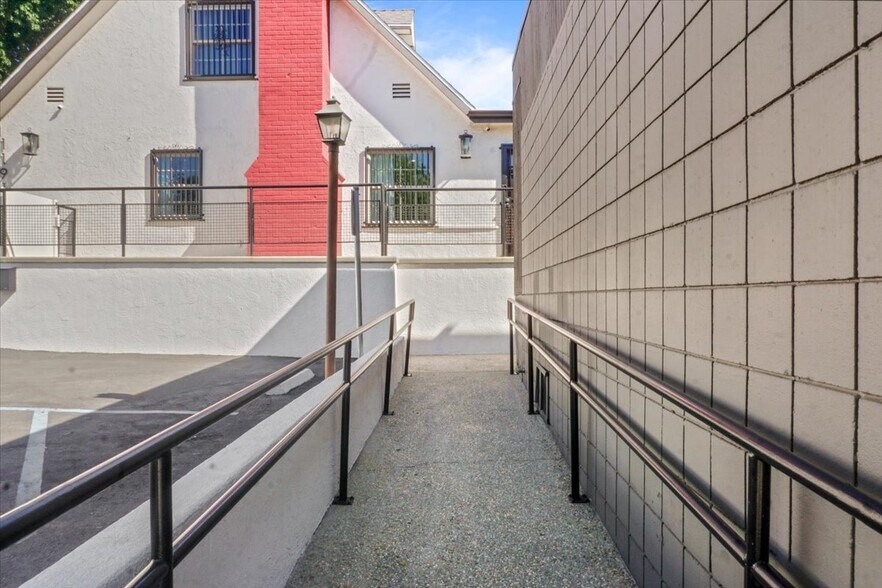 More Photos Of 1191 E Walnut St, Pasadena Office Residential For Sale