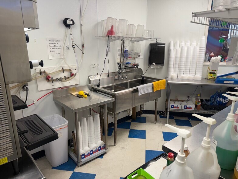 More Photos Of 1215 N Midkiff Rd, Midland Convenience Store For Sale