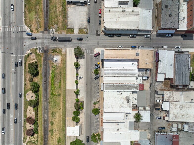 More Photos Of 1118 18th St, Hondo Storefront For Sale