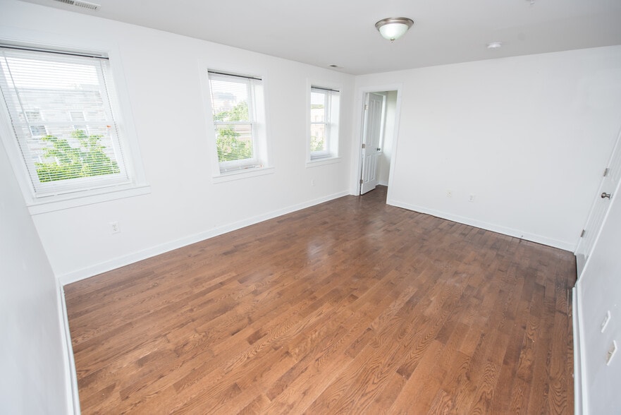 More Photos Of 803-807 Washington Blvd, Baltimore Storefront Retail Residential For Lease