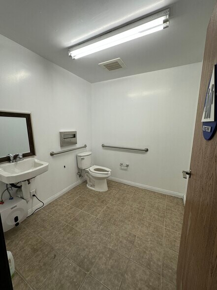 More Photos Of 729 E 9th Pl, Los Angeles Light Manufacturing For Lease